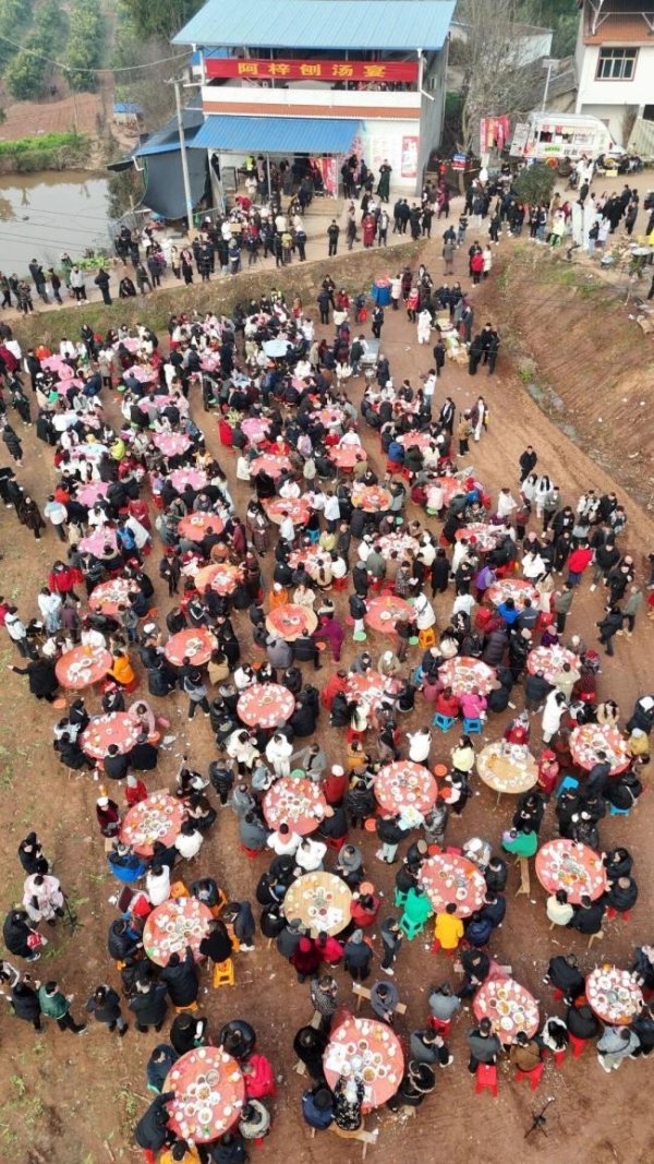 正规杠杆炒股平台 四川南充刨汤宴开席 温暖善举聚乡情