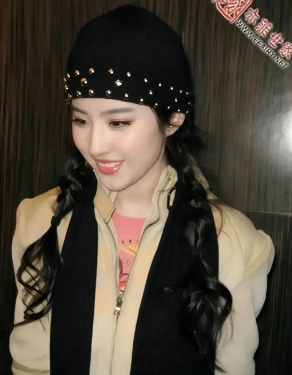 股票配资开户炒股 神仙姐姐人设崩塌？刘亦菲早年旧照流出，青涩模样引争议！