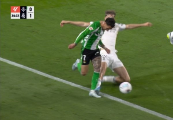 10倍杠杆配资 赫伊森飞铲安东尼染黄后者痛苦倒地，赫伊森还比了个哭哭的动作